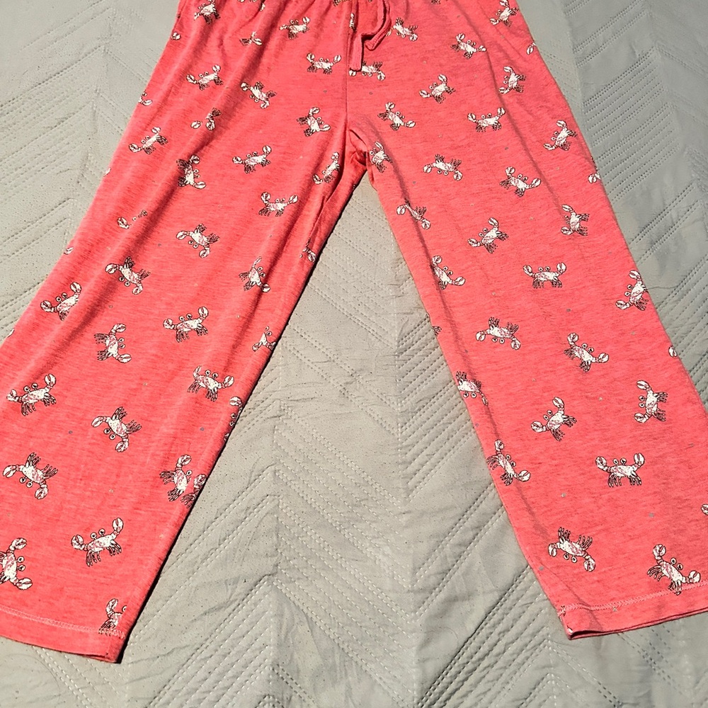 Ladies Pajamas Capris in Coral with Crabs